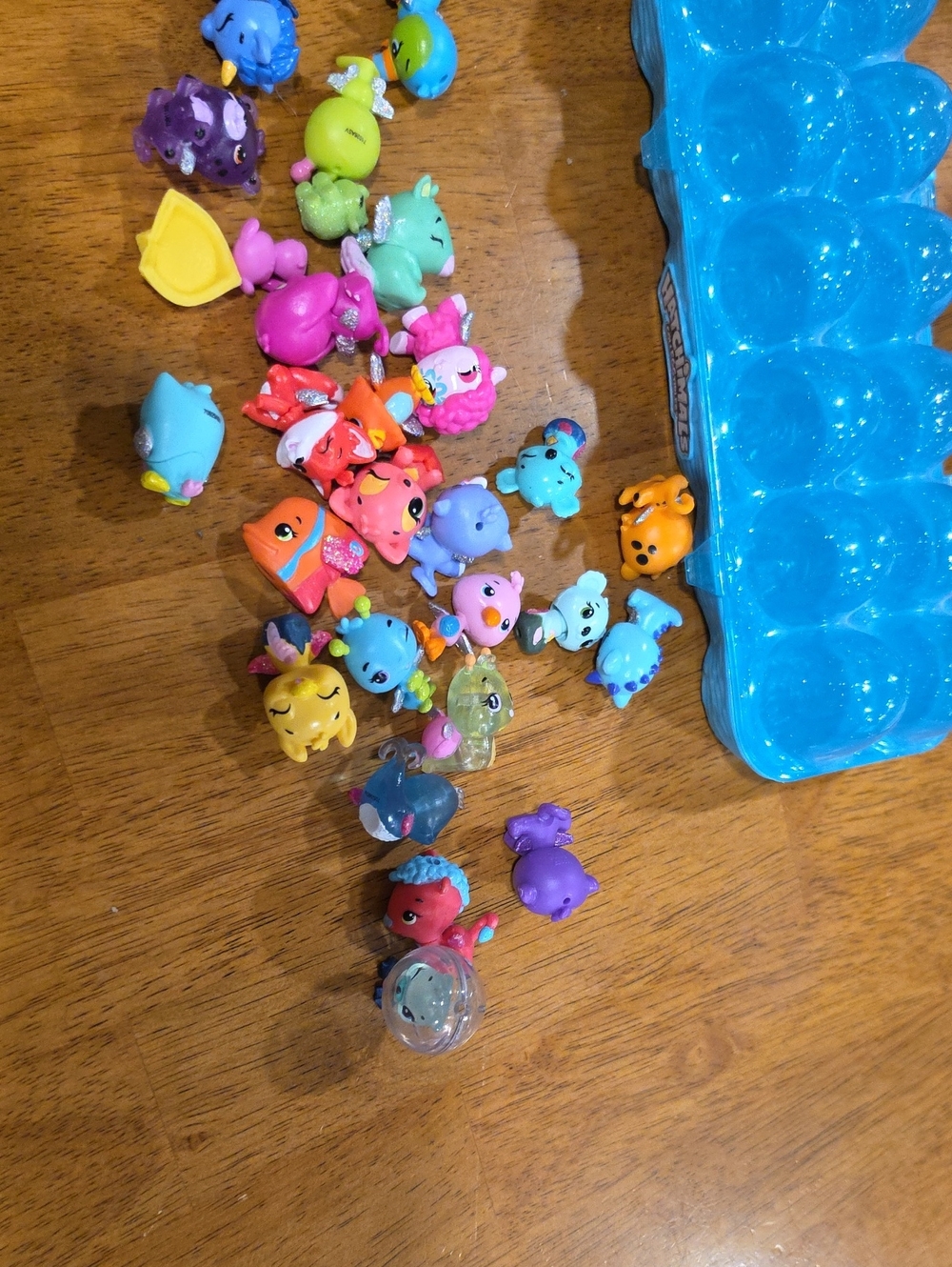 28 Mini Collectible Hatchimals Figures And Case- Multicolor